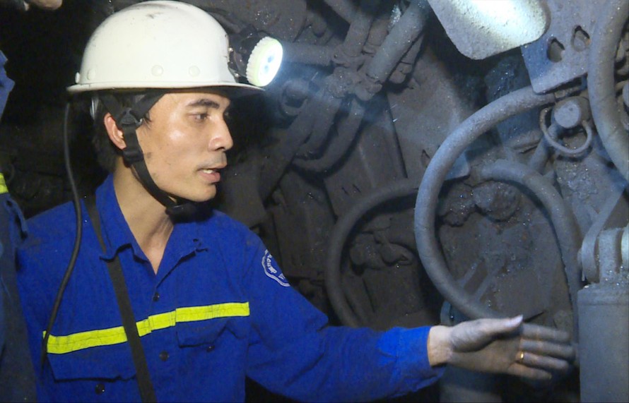 Kỹ sư Nguyễn Văn Hiền xuống các hầm lò tìm kiếm các giải pháp cải tiến kỹ thuật Ảnh: NVCC 