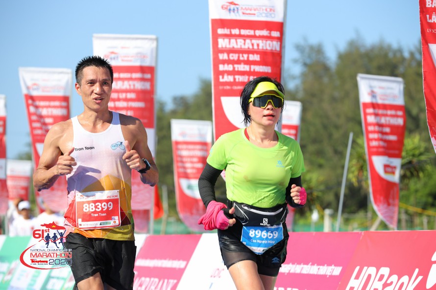 Chị Cao Nguyệt Hằng trên đường về đích tại Tiền Phong Marathon ở Lý Sơn ảnh: NHƯ Ý 