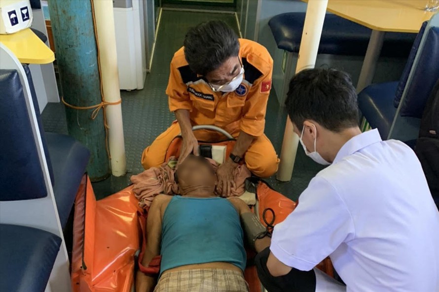 Ngư dân Lê Tấn Cồng (63 tuổi, trú xã Tam Giang, huyện Núi Thành, Quảng Nam) được lực lượng cứu hộ của Danang MRCC và Trung tâm 115 cấp cứu ngay trên vùng biển Hoàng Sa 