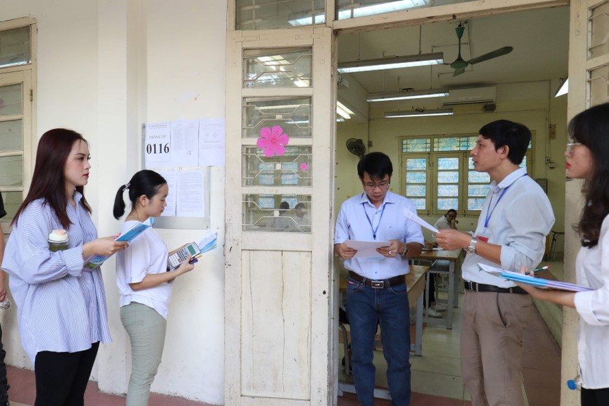 Thí sinh dự thi môn địa lý, lịch sử, GD công dân tại điểm thi THPT Việt Đức sáng ngày 27/6/2019. Ảnh: Như Ý 