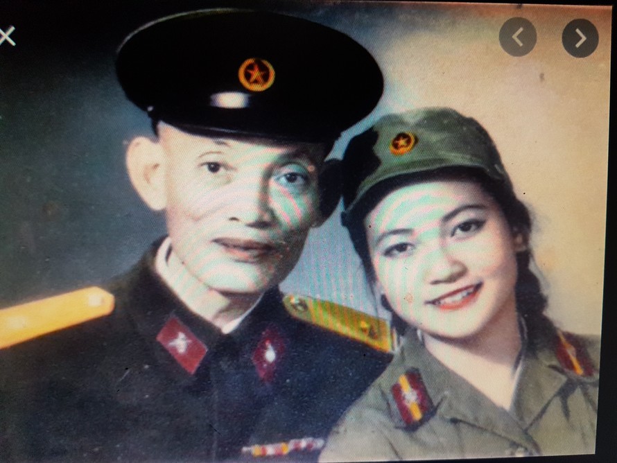 Nhạc sĩ - NSND Đinh Ngọc Liên và con gái Đinh Tuyết Lan. Ảnh chụp trong ngày ông tiễn con gái lên đường đi Chiến dịch đường 9 Nam Lào 