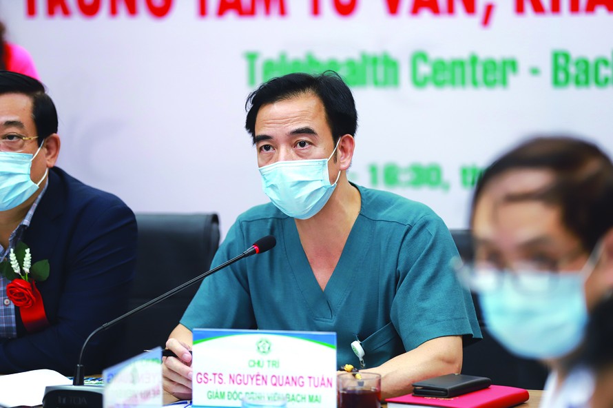 Giám đốc Bệnh viện Bạch Mai GS.TS Nguyễn Quang Tuấn chủ trì buổi hội chẩn khám chữa bệnh từ xa