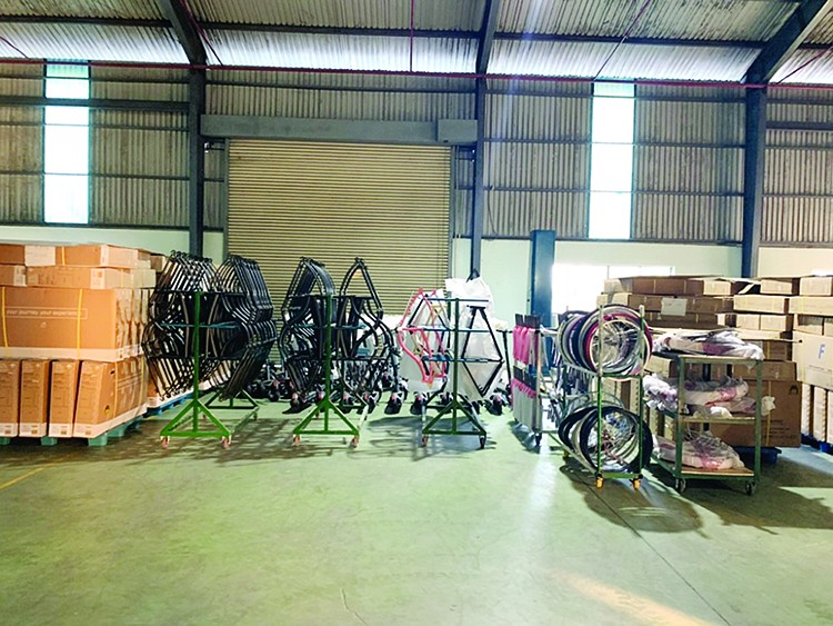Toàn bộ linh kiện của một chiếc xe đạp được nhập khẩu từ Trung Quốc, doanh nghiệp chỉ đưa về Việt Nam lắp ráp lại hòng đội lốt hàng Made in Vietnam. Vụ việc này do Cục Kiểm tra sau thông quan và Cục Hải quan Bình Dương phát hiện Ảnh: Cục KTSTQ