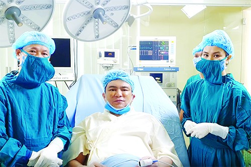 Sau khi được bác sĩ của Bệnh viện thẩm mỹ Việt Mỹ thực hiện căng chỉ 15 phút 