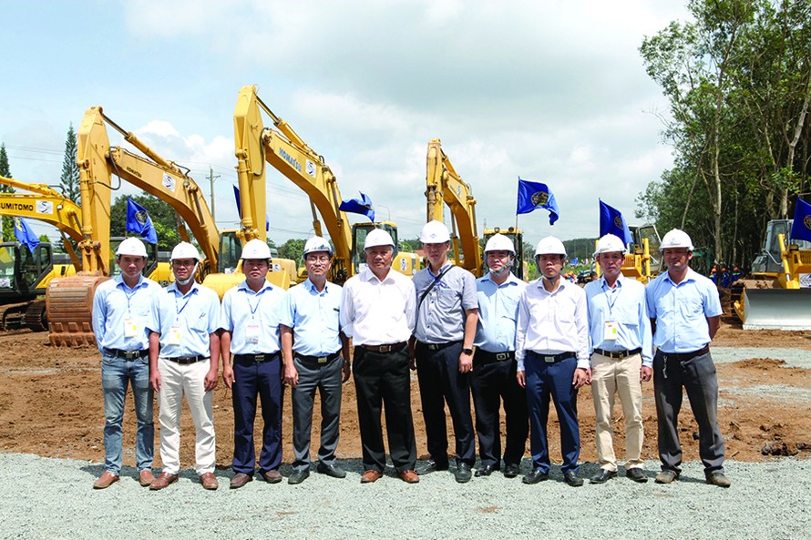Chủ tịch HĐQT Vinaconex Đào Ngọc Thanh chụp ảnh lưu niệm cùng đội ngũ cán bộ, kỹ sư tại Lễ khởi công dự án cao tốc Phan Thiết - Dầu Giây 