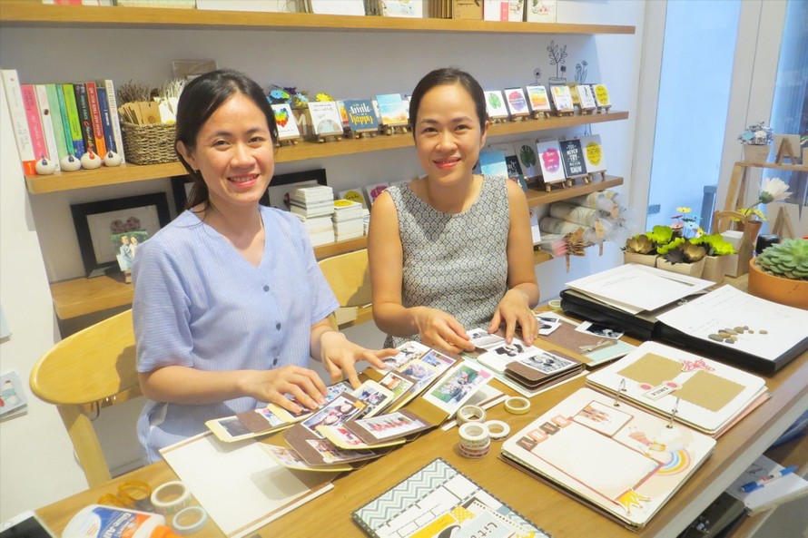 Linh Quyên (bên phải) và em gái sẵn sàng hướng dẫn cho các bạn trẻ làm scrapbook Ảnh: U.P 