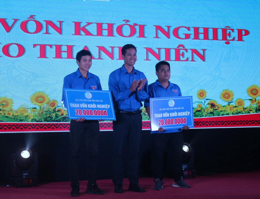 Đại diện lãnh đạo Hội LHTN Việt Nam tỉnh Đắk Lắk trao vốn khởi nghiệp cho thanh niên 