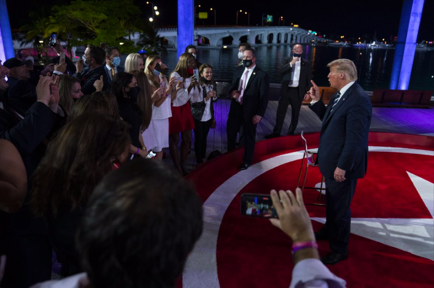 Ông Trump nói chuyện với một số cử tri tại hội trường của NBC Newsảnh: AP