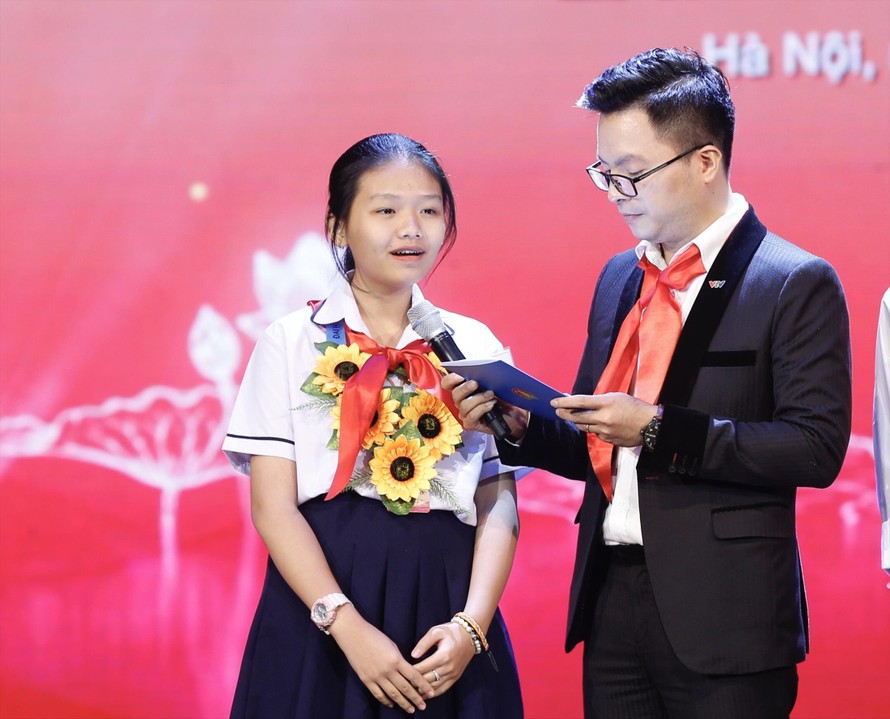 Em Hoàng Thị Yến, học sinh trường THCS Tôn Thất Tùng tại Lễ tuyên dương Cháu ngoan Bác Hồ toàn quốc lần thứ IX Ảnh: Như Ý 