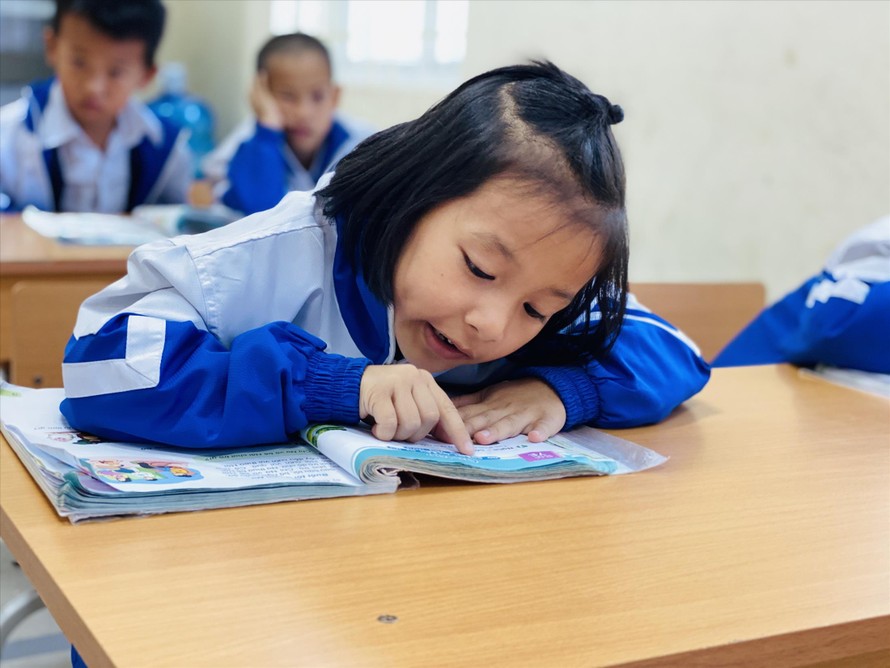 Học sinh Trường Phổ thông dân tộc bán trú tiểu học & THCS Đồng Lâm 2 (Quảng Ninh) trong một giờ học Tiếng Việt 1 