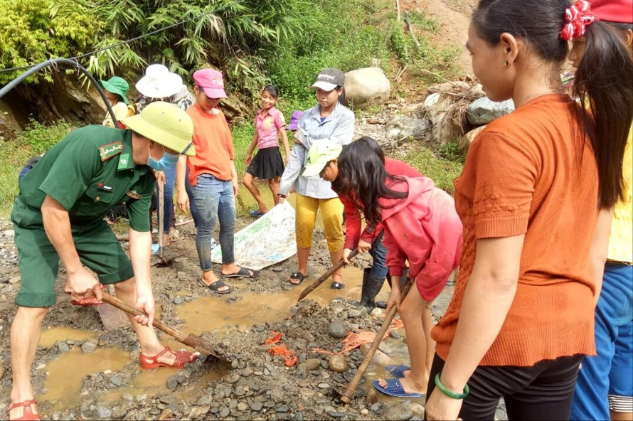 Trung tá Ngũ Quang Hùng giúp bà con bản Huồi Thum sửa chữa đường đi trong bản 