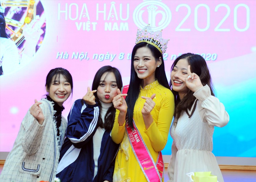 Hoa hậu Việt Nam Đỗ Thị Hà chụp ảnh cùng bạn học trong ngày trở lại trường Ảnh: Trọng Tài 