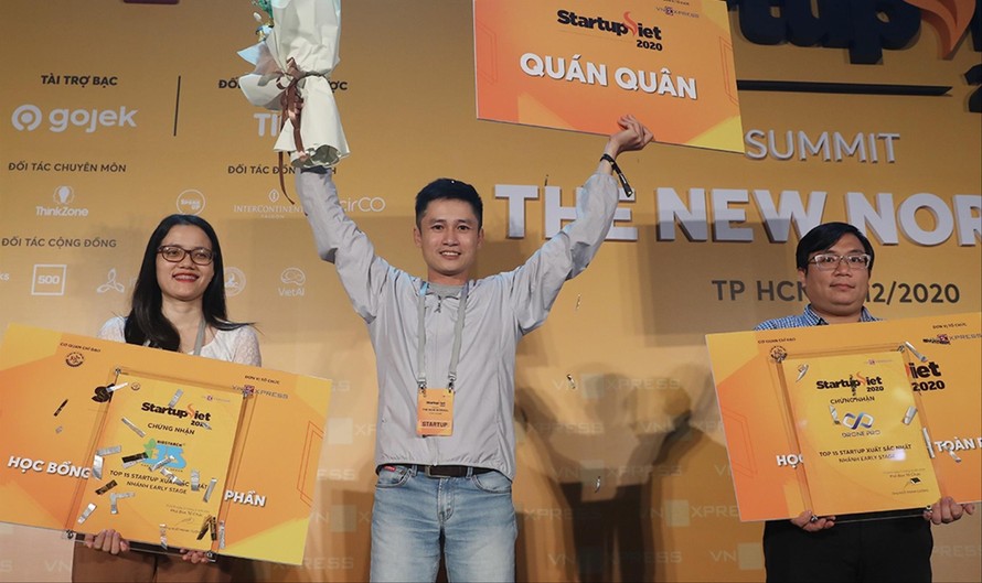 Chàng trai 9X Trần Duy Phong (giữa) giành Quán quân trong cuộc thi Startup Việt 2020 với Tép Bạc Ảnh: PV 