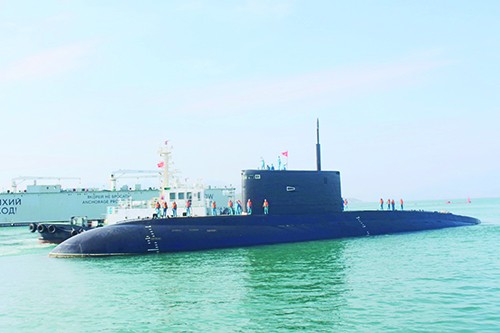 Tàu ngầm chuẩn bị cập cảng sau chuyến đi biển đầu năm 2021