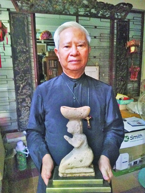 Linh mục Nguyễn Hữu Triết sở hữu hơn 400 chiếc đèn cổ thời Đông Sơn Ảnh: Trần Nguyễn Anh