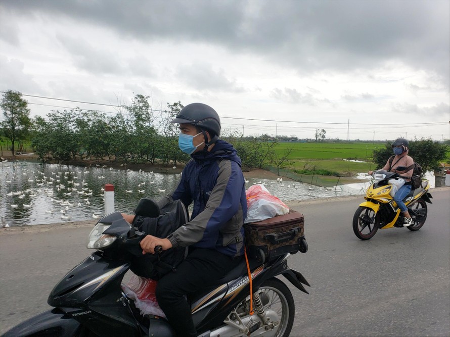 Năm nay, nhiều bạn trẻ làm việc ở Đà Nẵng lựa chọn “phượt” về quê ăn Tết bằng xe máy vì lo ngại dịch bệnh COVID - 19 Ảnh: Giang Thanh