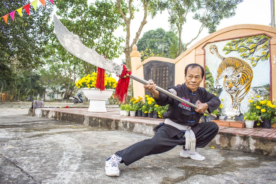 Võ sư Bùi Tá Ngọc biểu diễn võ thuật tại lăng Bùi Tá Hán, một võ tướng lừng danh của Quảng Ngãi thời xưa. Ảnh: Văn Chương