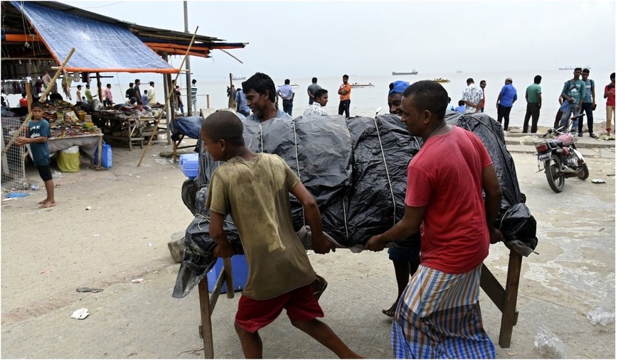 Hơn 300.000 người dân Bangladesh đã được sơ tán tránh bão.
