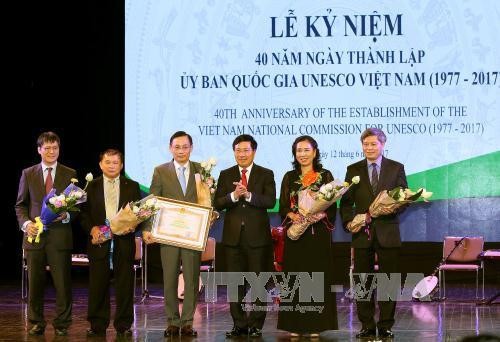 Phó Thủ tướng Phạm Bình Minh (thứ ba từ phải sang) trao bằng khen của Thủ tướng cho Ủy ban Quốc gia UNESCO Việt Nam.