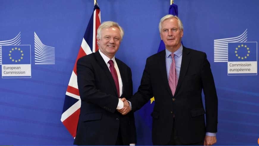 Ông Michel Barnier, người đàm phán chính của EU (phải) và ông David Davis, thư ký Brexit của Anh đã khởi động vòng đàm phán đầu tiên về việc Anh rời EU. Ảnh: CNN