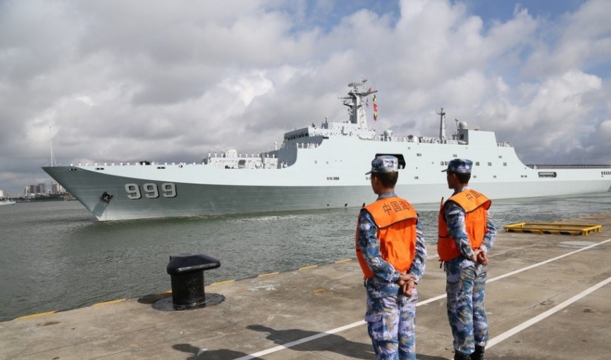 Tàu chở nhân viên quân sự Trung Quốc rời cảng Trạm Giang đi Djibouti. Ảnh: Tân Hoa xã