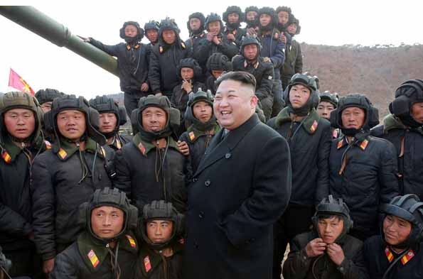 Nhà lãnh đạo Triều Tiên Kim Jong-un tới thăm và động viên quân đội Triều Tiên. Ảnh: SCMP