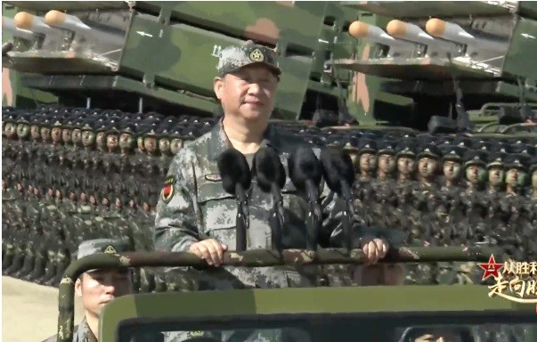 Chủ tịch Tập Cận Bình, Chủ tịch Ủy ban quân sự Trung Quốc tham dự cuộc diễu binh lớn nhất từ trước tới giờ. Ảnh: SCMP