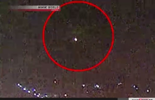 Đài NHK của Nhật Bản ghi lại được hình ảnh tên lửa Hwasong-14 bay trên bầu trời Nhật Bản trước khi lao xuống biển.