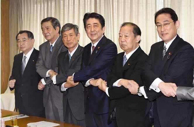 Thủ tướng Shinzo Abe ( giữa) bắt tay chúc mừng các thành viên của Nội các mới. Ảnh: Kyodo news.