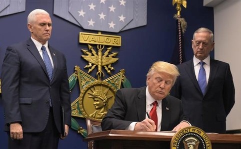Ngày 2/8, Tổng thống Mỹ DonaldTrump đã ký dự luật trừng phạt mới chống lại Iran,Nga và Triều Tiên.Ảnh: CNN