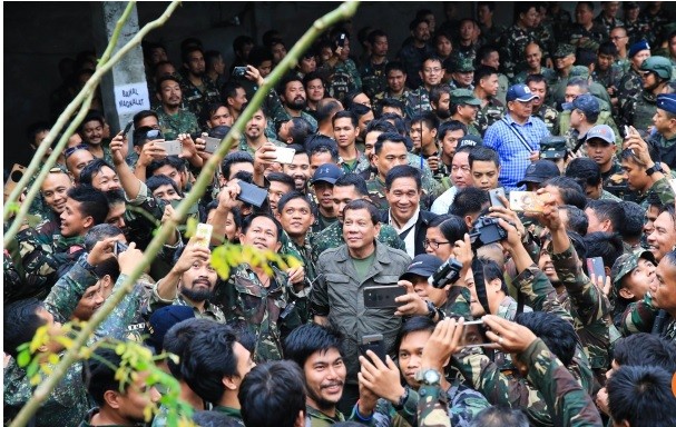 Tổng thống Philippines Duterte tới thăm quân đội ở Marawi tuần trước. Ảnh: AFP