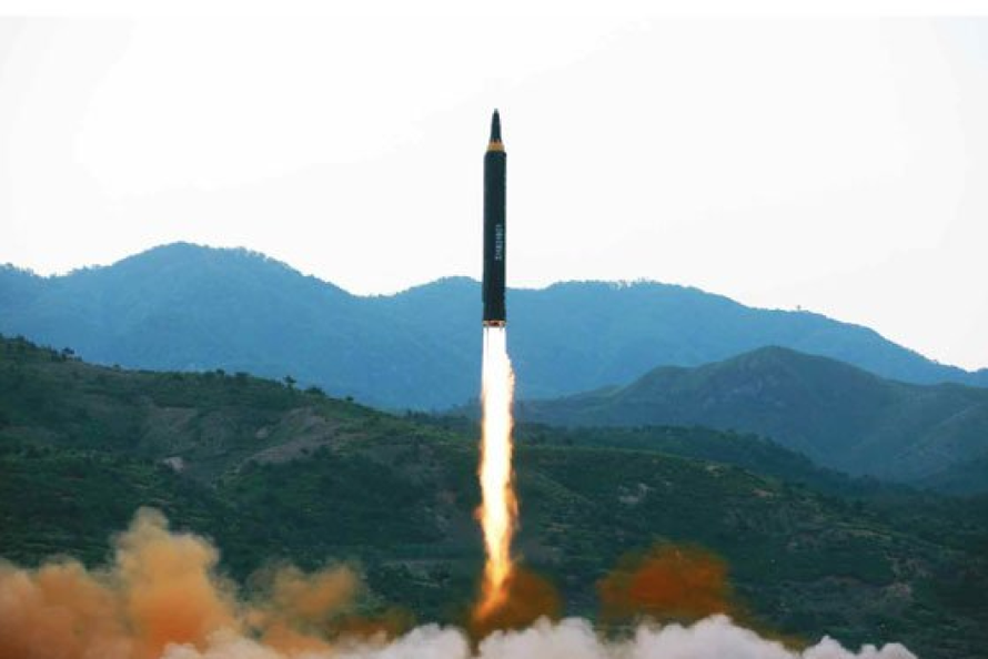 Tên lửa đạn đạo Hwasong-12 của Triều Tiên đang được sẵn sàng để tấn công đảo Guam của Mỹ. Ảnh: Reuters