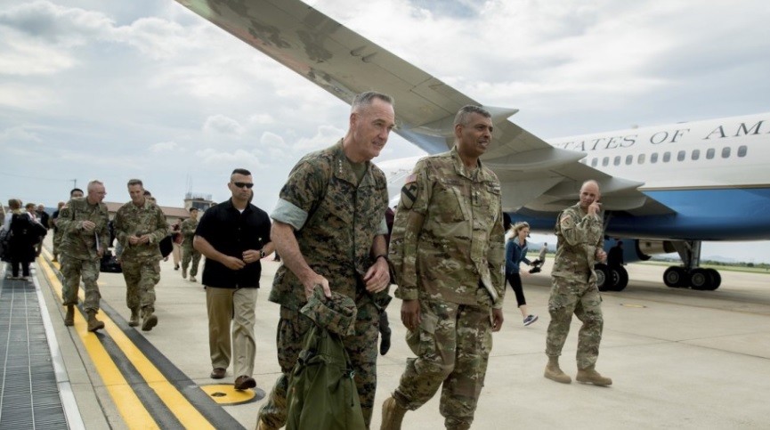 Tướng Mỹ Josep Dunford đã tới căn cứ quân sự Osan, Hàn Quốc ngày 13/8. Ảnh: AP