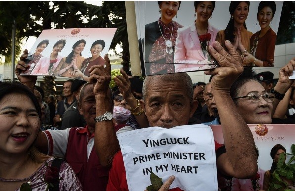 Những người ủng hộ cựu thủ tướng Yingluck tụ tập trước tòa án với dòng chữ: "Thủ tướng Yingluck trong trái tim tôi". Ảnh: SCMP