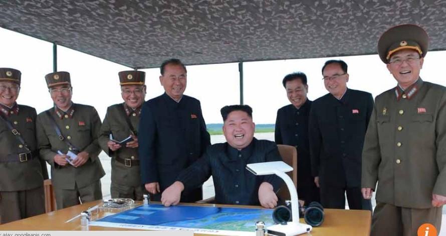 Nhà lãnh đạo Triều Tiên Kim Jong-un quan sát vụ phóng tên lửa mới nhất với "sự mãn nguyện tuyệt vời". Ảnh: SCMP
