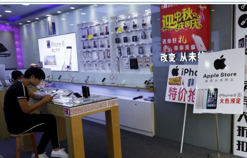 Một cửa hàng bán linh kiện điện thoại ở Thâm Quyến, Trung Quốc
