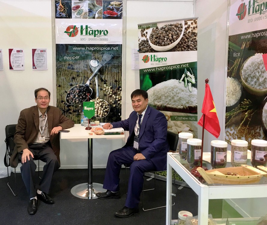 Tổng Giám đốc Hapro Vũ Thanh Sơn (trái) và Tham tán Thương mại Lê Phú Cường trong gian triển lãm của Hapro tại WorldFood Istanbul lần thứ 25.