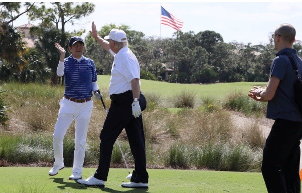 Thủ tướng Nhật Shinzo Abe và Tổng thống Mỹ Donald Trump chơi golf 5 tiếng đồng hồ tại khu nghỉ dưỡng Mar-a- Largo, Florida hồi tháng 2 năm nay. Ảnh: AP