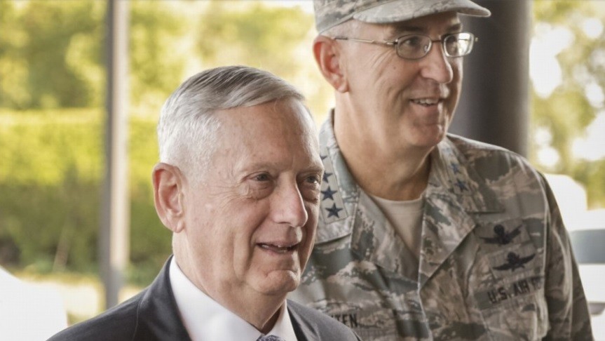 Tướng John Hyten (phải), người giám sát kho vũ khí của Mỹ, khẳng định có thể đảm bảo an toàn cho tất cả 50 bang của Mỹ. Ảnh: AP