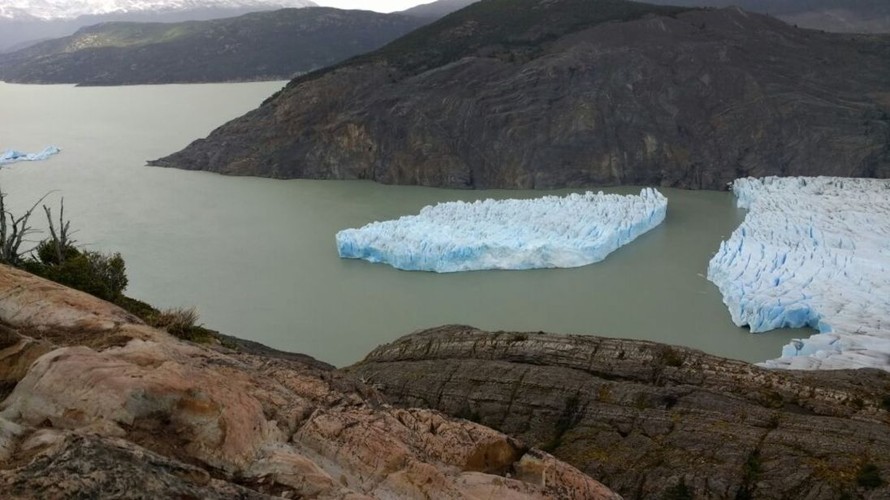 Tảng băng khổng lồ tại Vườn quốc gia Torres del Paine, Chile vỡ thành nhiều mảnh. Ảnh: Sky news.