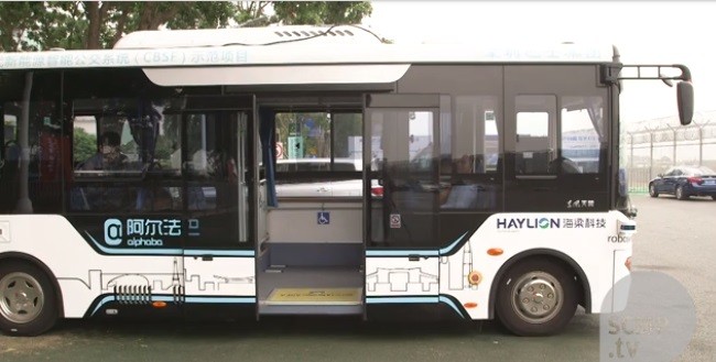 Chiếc xe buýt tự động đầu tiên đang chạy thử nghiệm tại Thâm Quyến, Trung Quốc. Ảnh:SCMP