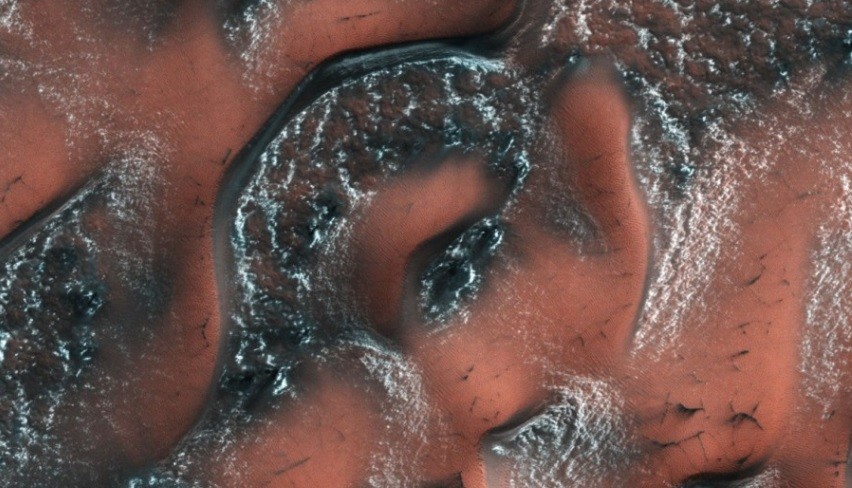 Những hình ảnh trên sao Hỏa cho thấy, nhiều khối băng nước có thể cho nước uống và biến nó thành khí ô xy để thở.