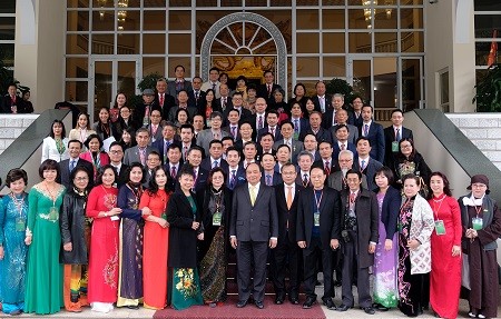 Thủ tướng Nguyễn Xuân Phúc chụp ảnh lưu niệm cùng đoàn kiều bào tiêu biểu dự Xuân Quê hương 2018. Ảnh: VGP