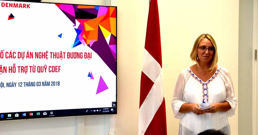 Bà Ane Kirsten Andersen, Tham Tán Văn Hóa của Đại sứ quán Đan Mạch tại Việt Nam công bố những dự án nhận tài trợ năm nay.