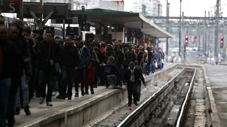 Những công nhân đi làm xa bằng tàu cứ đi bộ lang thang trên sân ga Gare de Lyon ở Paris trong ngày đình công toàn quốc của ngành đường sắt 3/4. 