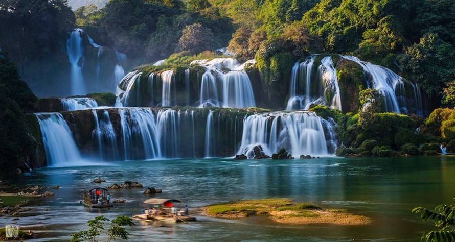 Thác Bản Giốc, một trong bốn thác đẹp nhất thế giới, nằm trong quần thể Công viên Địa chất Non nước Cao Bằng. 