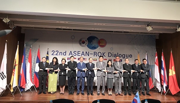 Thứ trưởng Ngoại giao Nguyễn Quốc Dũng ( thứ 5 từ trái sang), trưởng đoàn Việt Nam tham dự Đối thoại ASEAN- Hàn Quốc lần thứ 22.