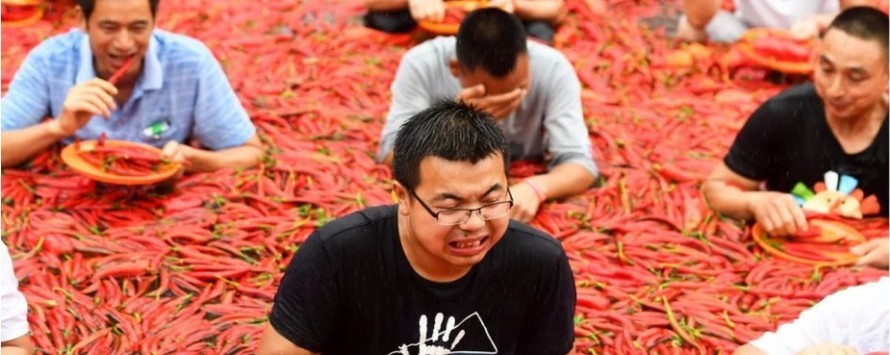 Những thí sinh tham gia cuộc thi ăn ớt năm nay. Ảnh: AFP
