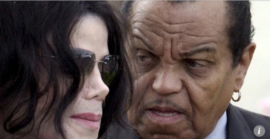 Michael Jackson và người cha Joe Jackson năm 2005,người được cho là đã dùng phương pháp thiến bằng hóa chất với con trai mình.
