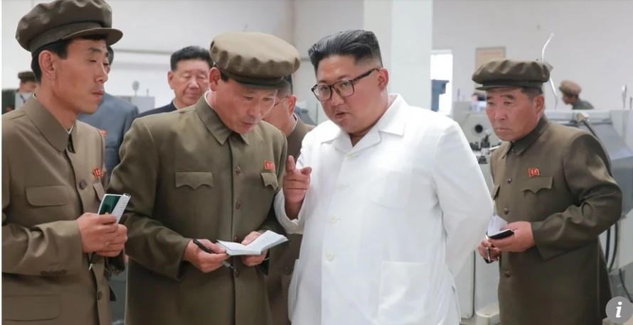 Ông Kim Jong-un đi thăm các nhà máy công nghiêpj sát biên giới với Trung Quốc. Ảnh: AFP